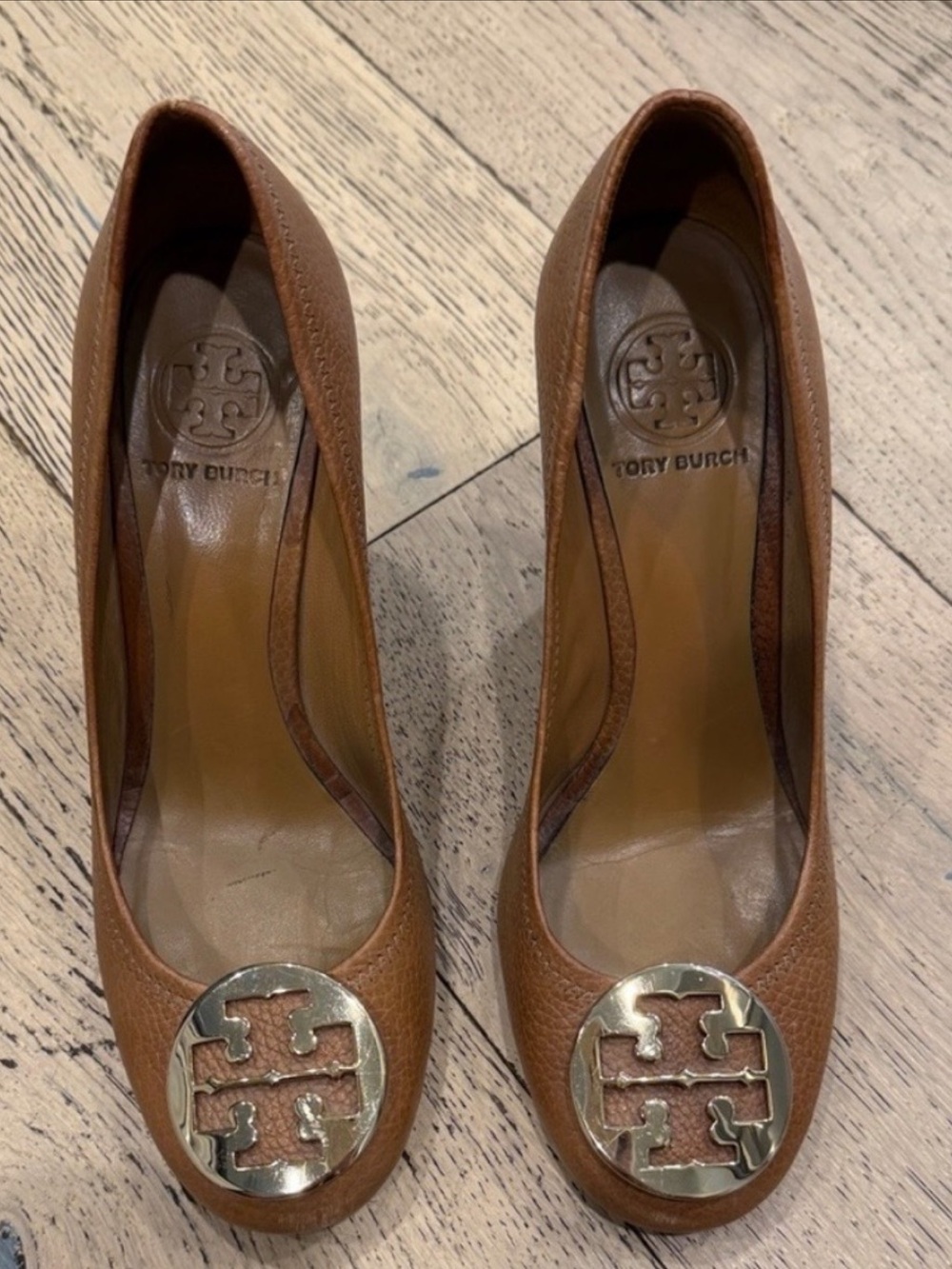 Tory Burch Tan Leather Wedge Heel Gold Logo Medallions 9 - Picture 4 of 6
